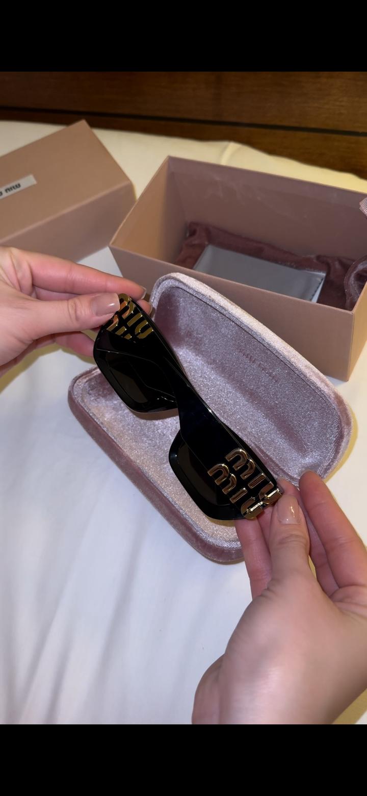Солнцезащитные очки Miu Miu