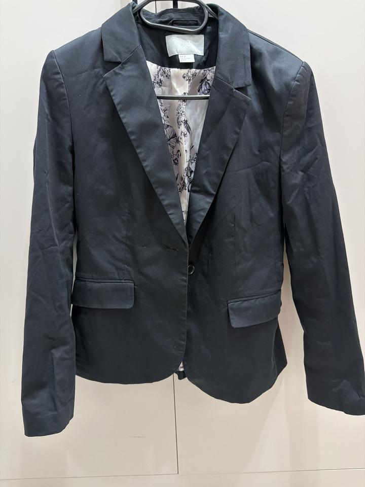 Пиджак H&M.