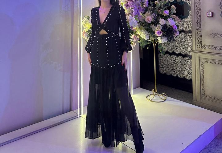 Черное вечернее платье с жемчугом