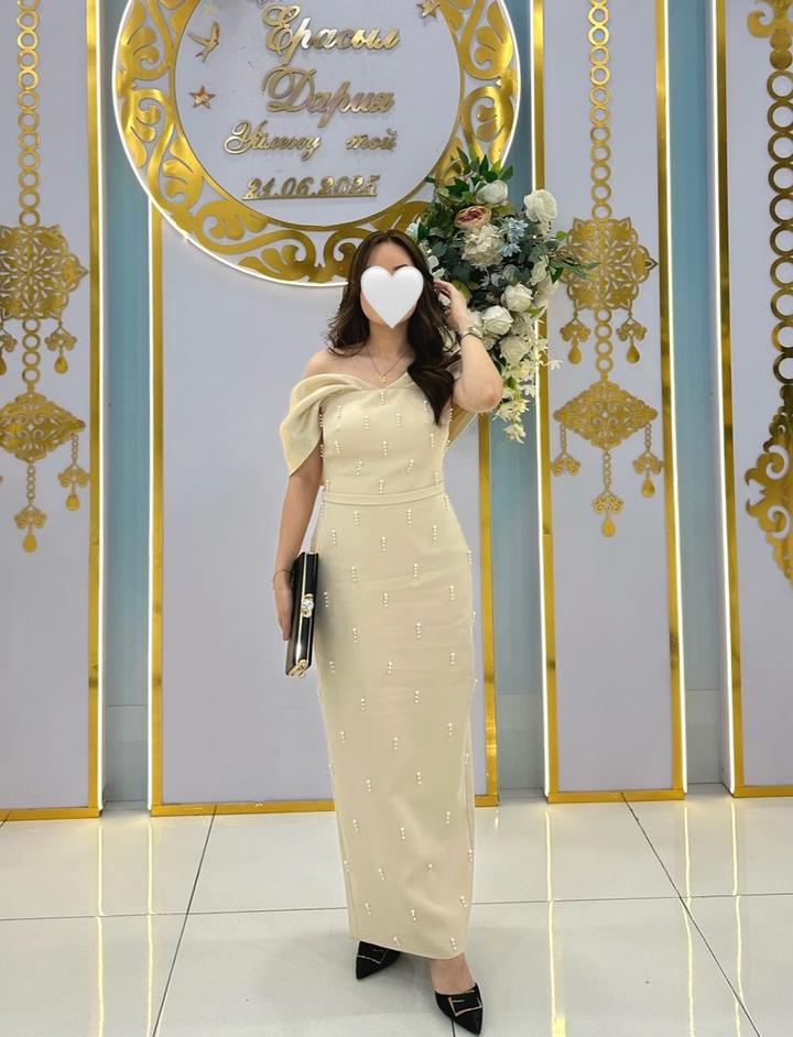 Aliya Collection Вечернее платье с открытыми плечами и декором из жемчуга