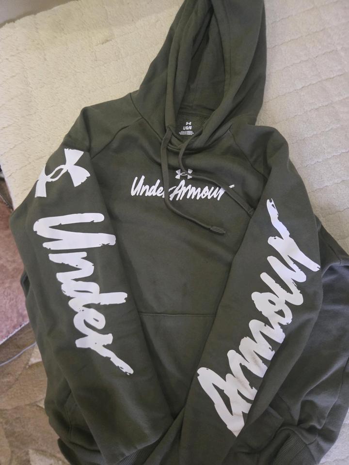 Хаки Худи Under Armour  на флисе на правом руке маленькое жирное пятношко