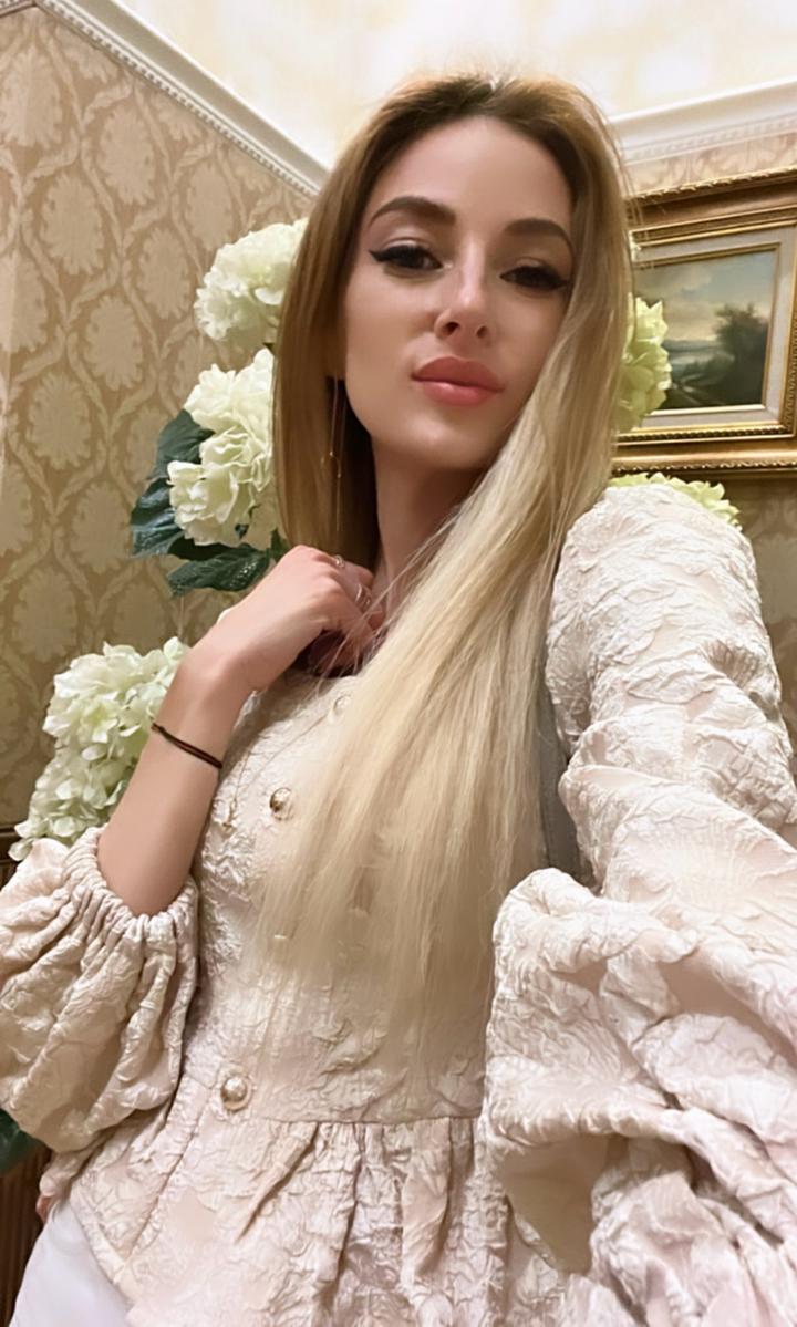 Блуза с баской и объемными рукавами