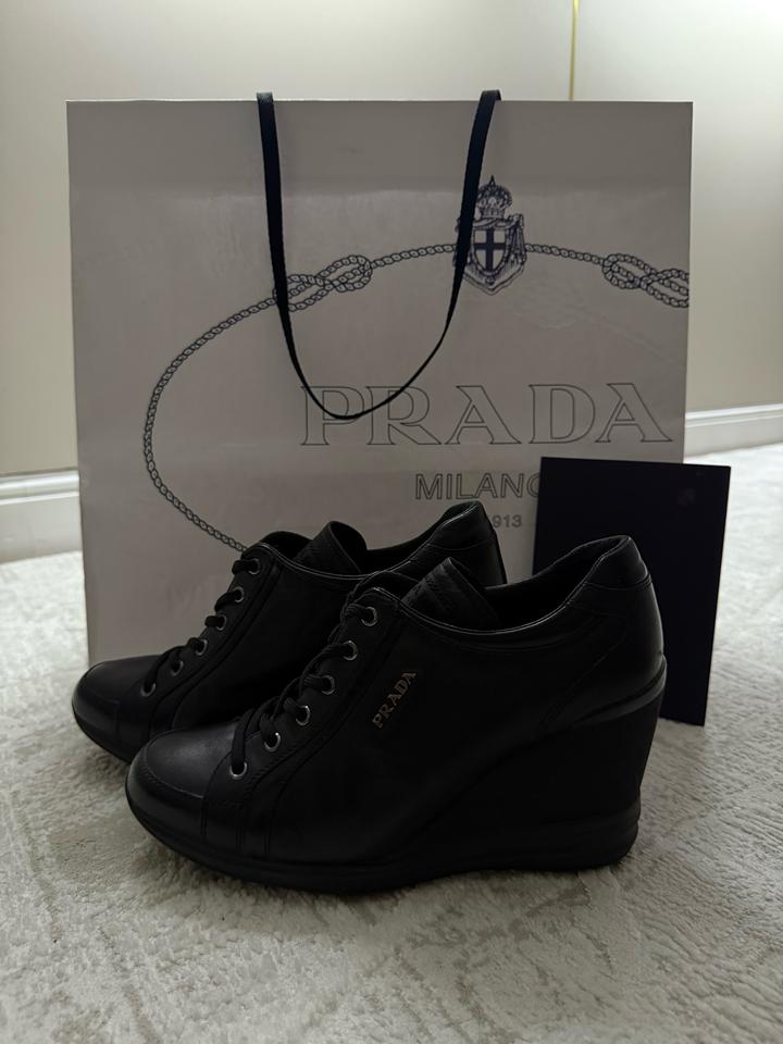 Женские кожаные сникерсы Prada