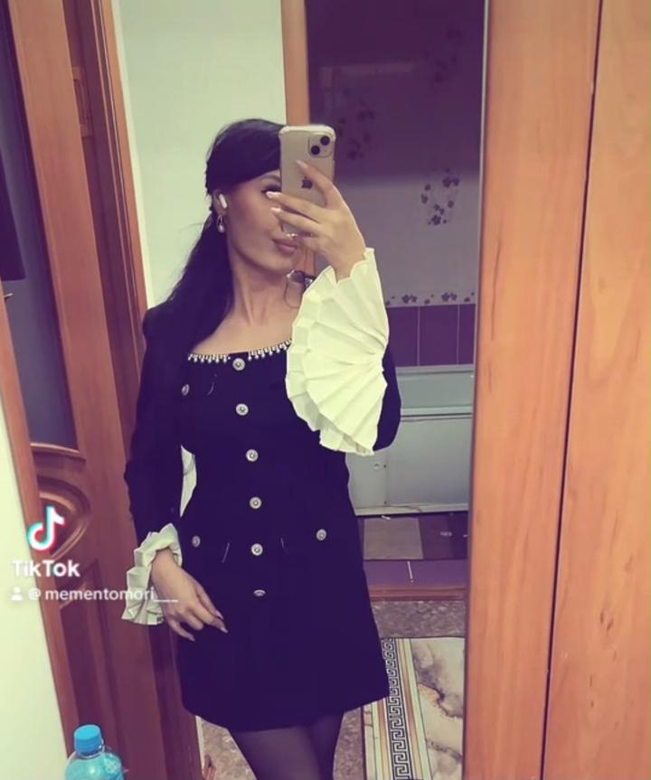 COCO wear Черное платье с декоративными пуговицами и белыми воланами