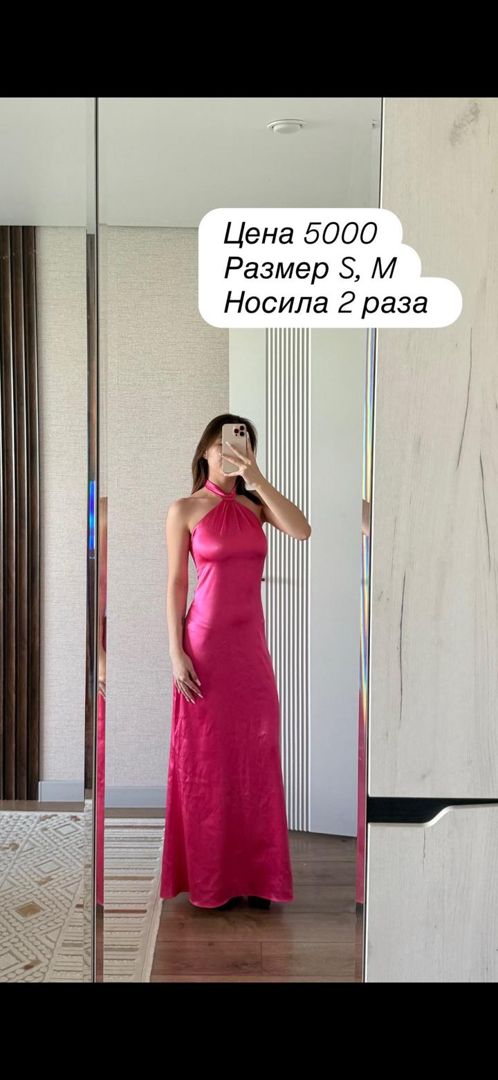 Атласное платье макси с открытой спиной