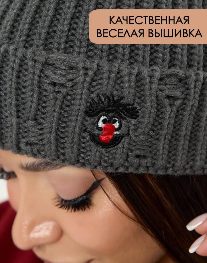 Вязаная шапка бини с вышивкой