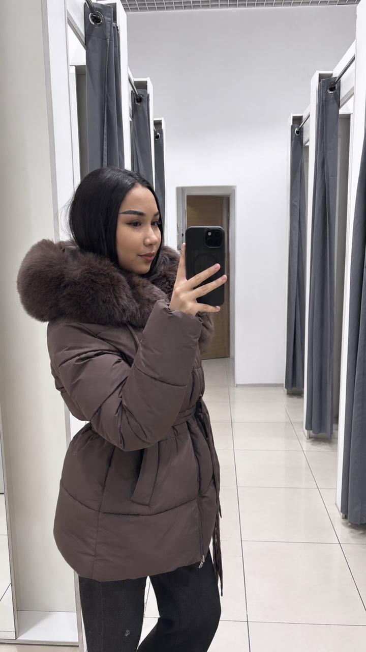 Женский пуховик с меховым капюшоном