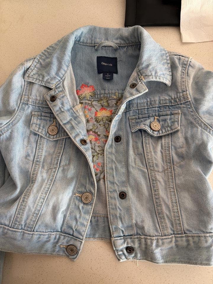 Детская джинсовка Gap с вышивкой