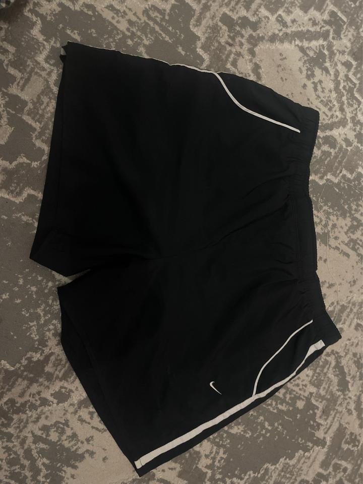 Спортивные шорты Nike