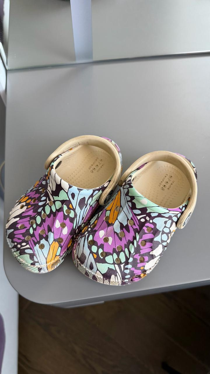 Сабо Crocs с принтом бабочек