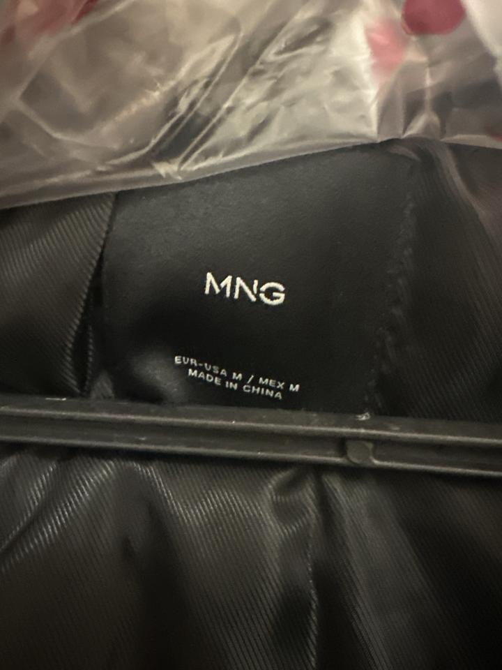 Бомбер Mango