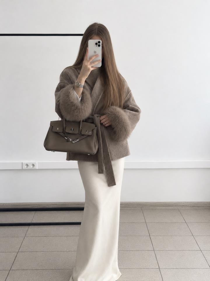 Укороченное пальто с меховыми манжетами