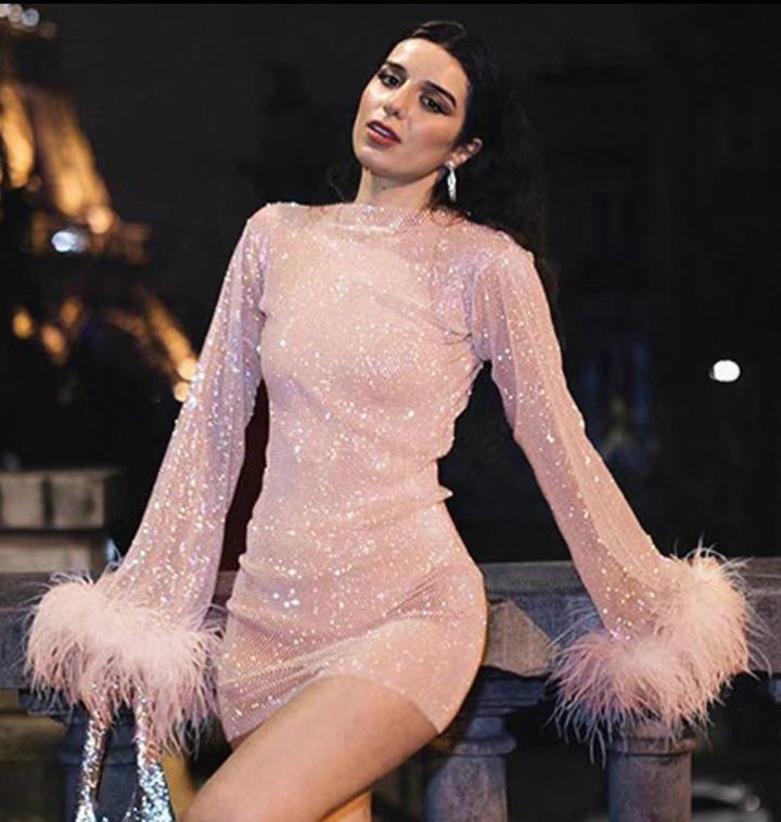 Платье с перьями и стразами