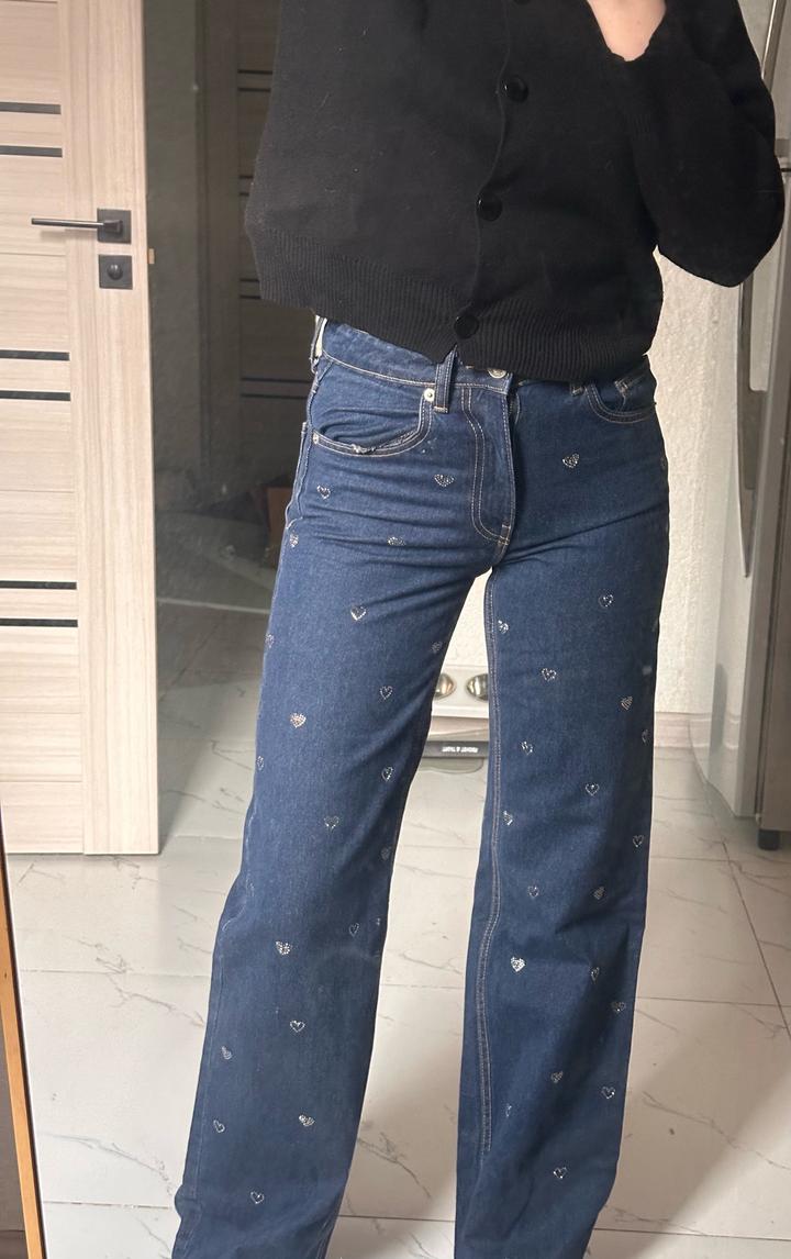 Джинсы с сердечками zara
