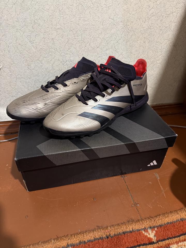 Футбольные бутсы adidas Predator