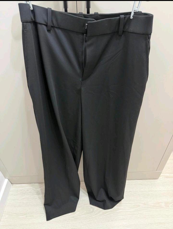 Черные брюки uniqlo