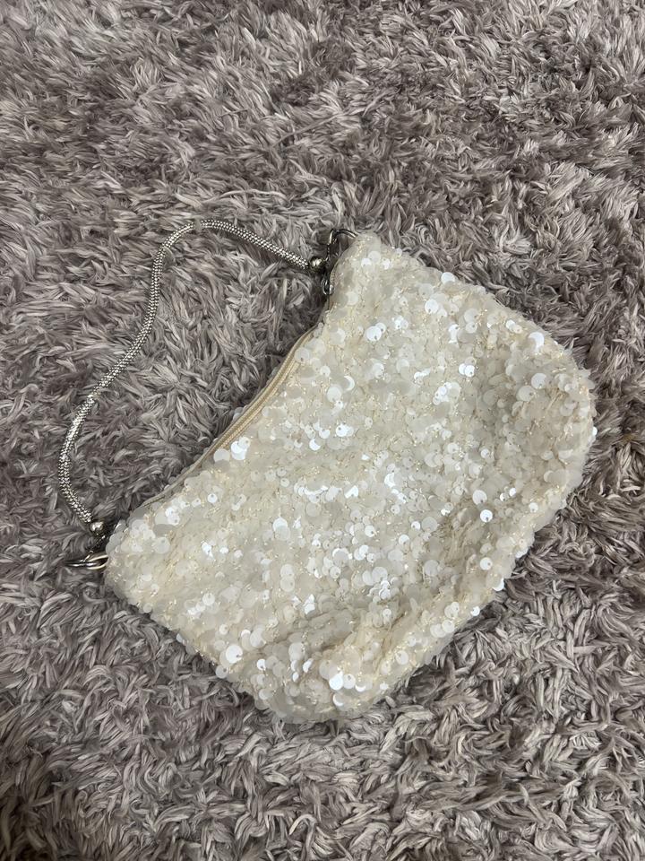 Клатч с пайетками и ручкой со стразами