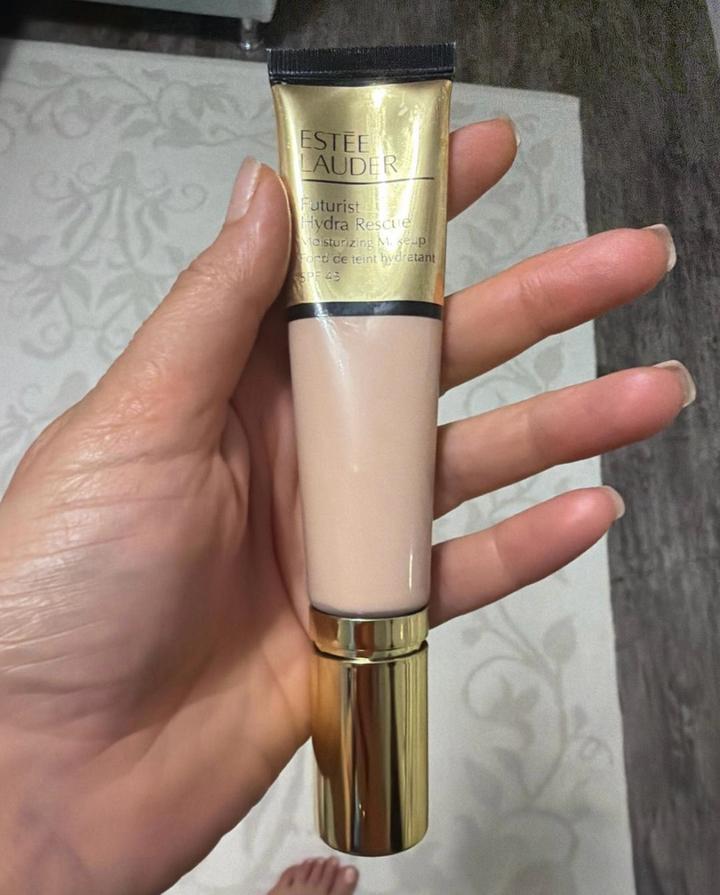 Тональный крем Estée Lauder Futurist Hydra Rescue
