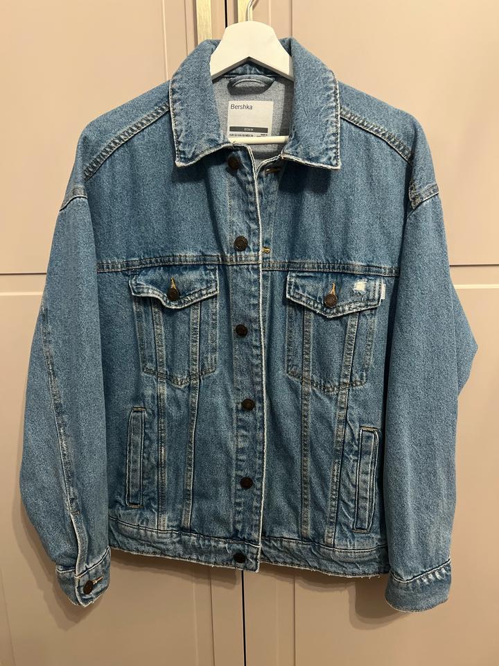 Новая джинсовка Bershka на размер от S до L свободного прямого кроя