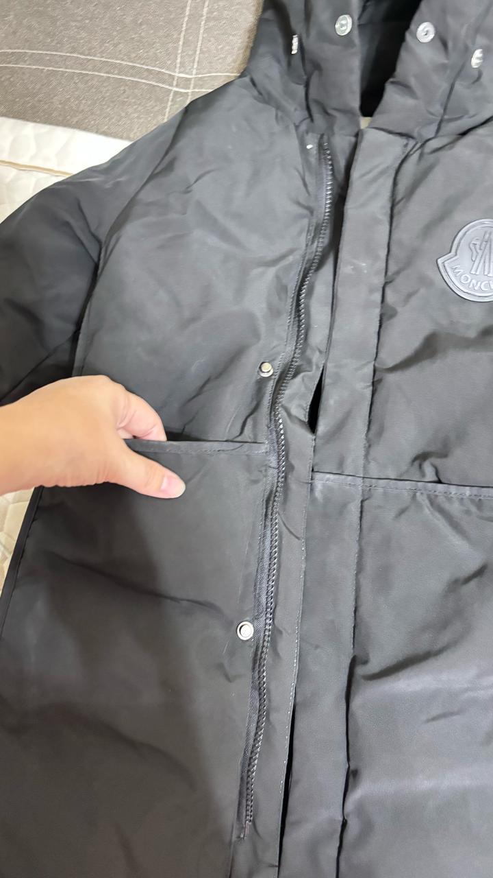 Пуховик Moncler с капюшоном зимний