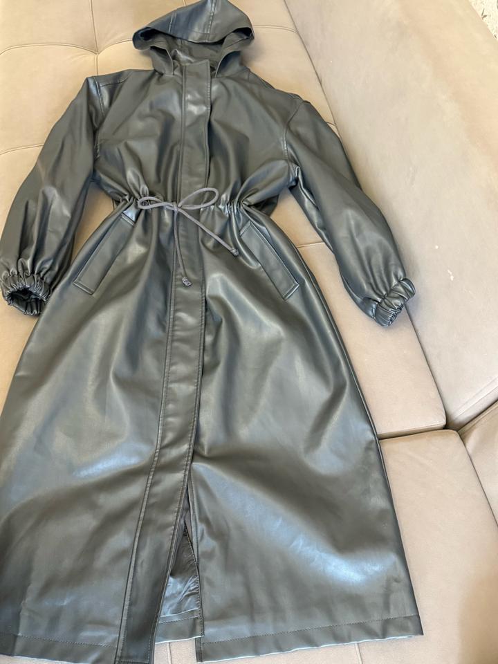Плащ ASOS DESIGN из экокожи с капюшоном