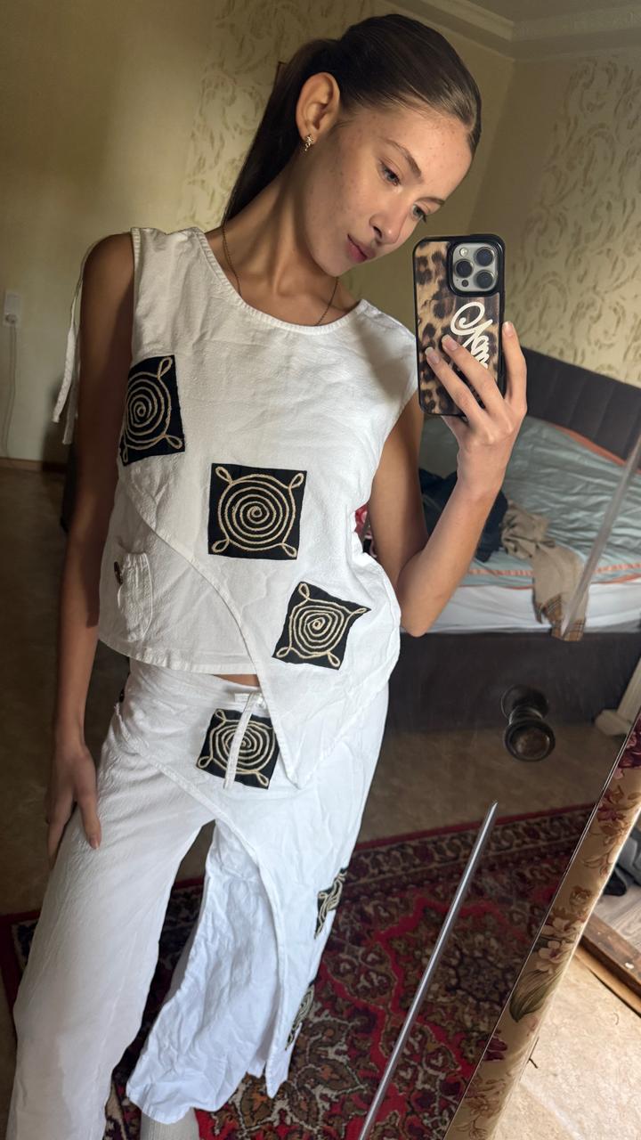 Женский костюм из топа и брюк