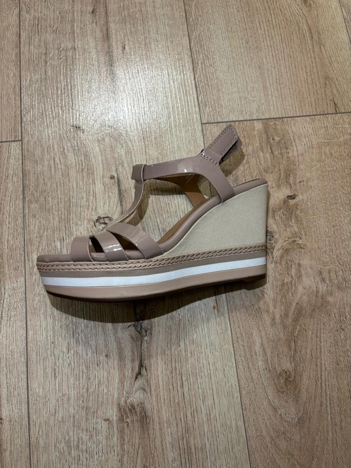 Сандалии Clarks на танкетке