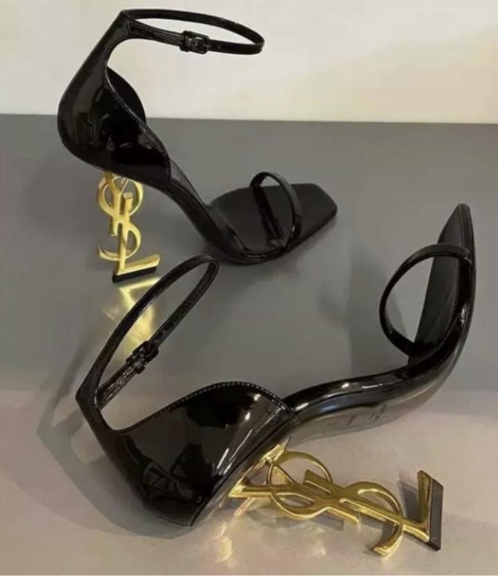 Yves Saint Laurent Сандалии и босоножки