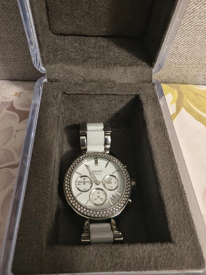 Часы DKNY
