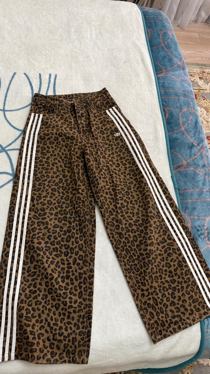 Женские джинсы adidas в леопардовый принт