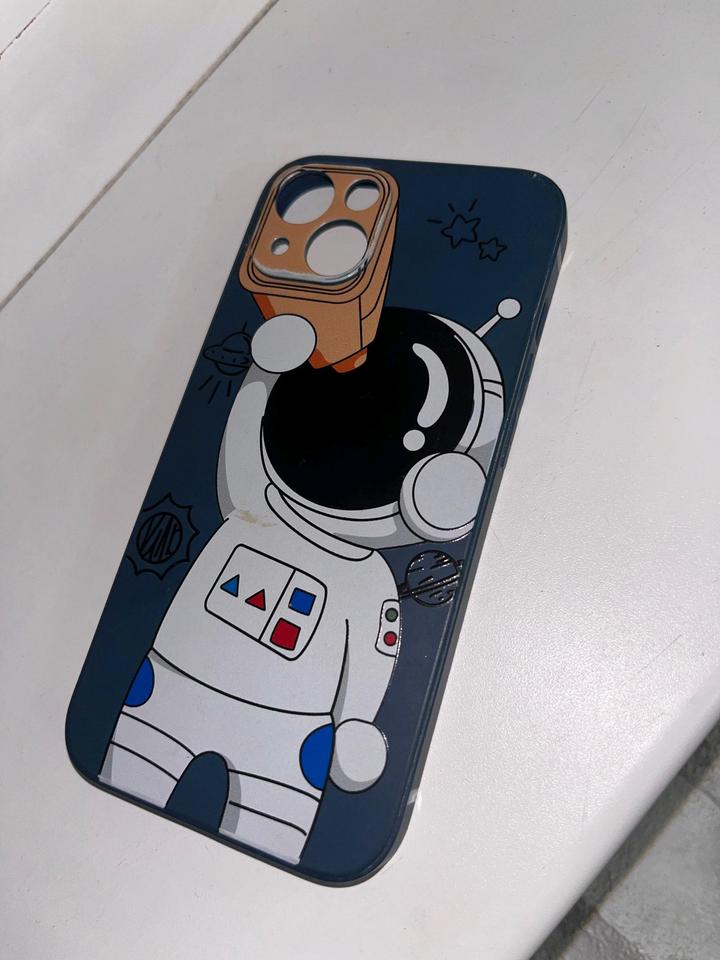 Чехол для iPhone 13 с космонавтом