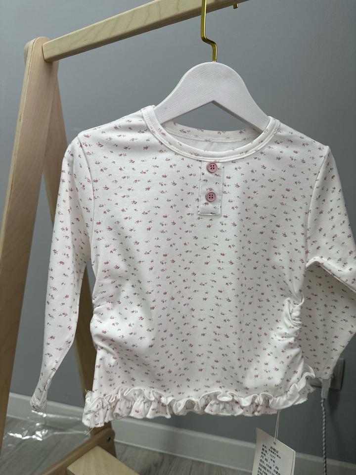 Лонгслив для девочки в цветочек с рюшами по низу