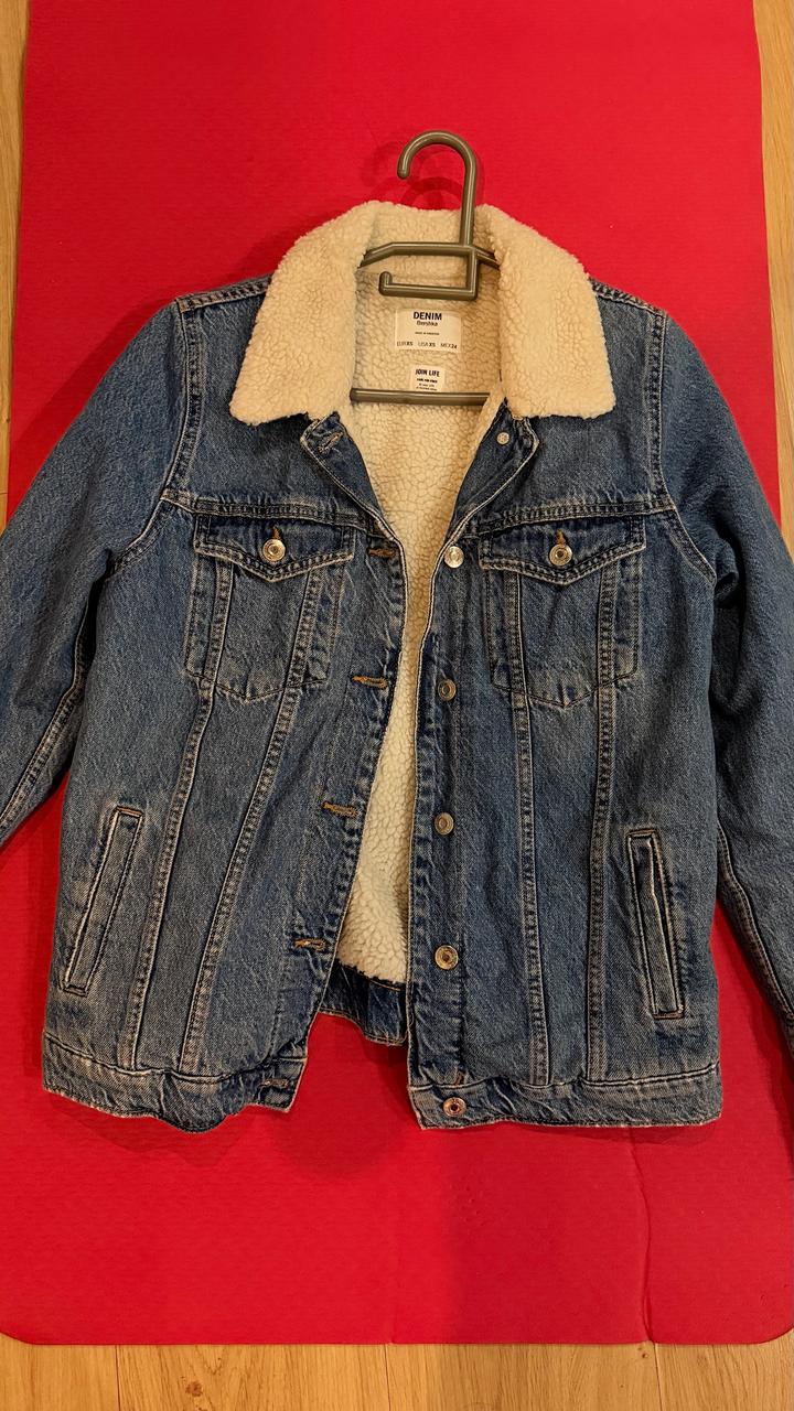 Джинсовая куртка Bershka с меховой подкладкой