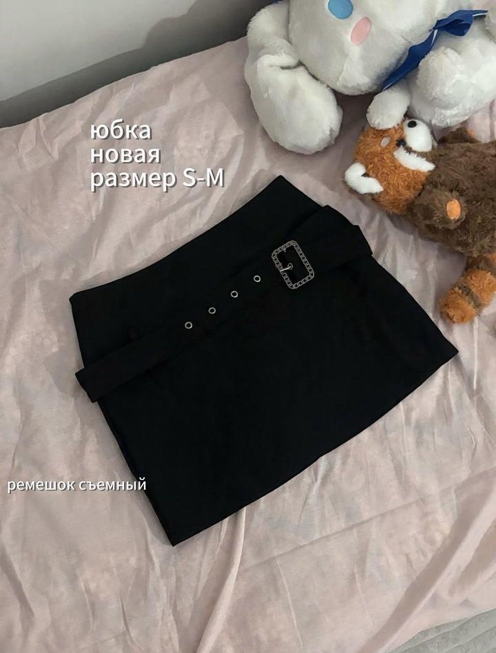 Черная мини юбка с ремешком