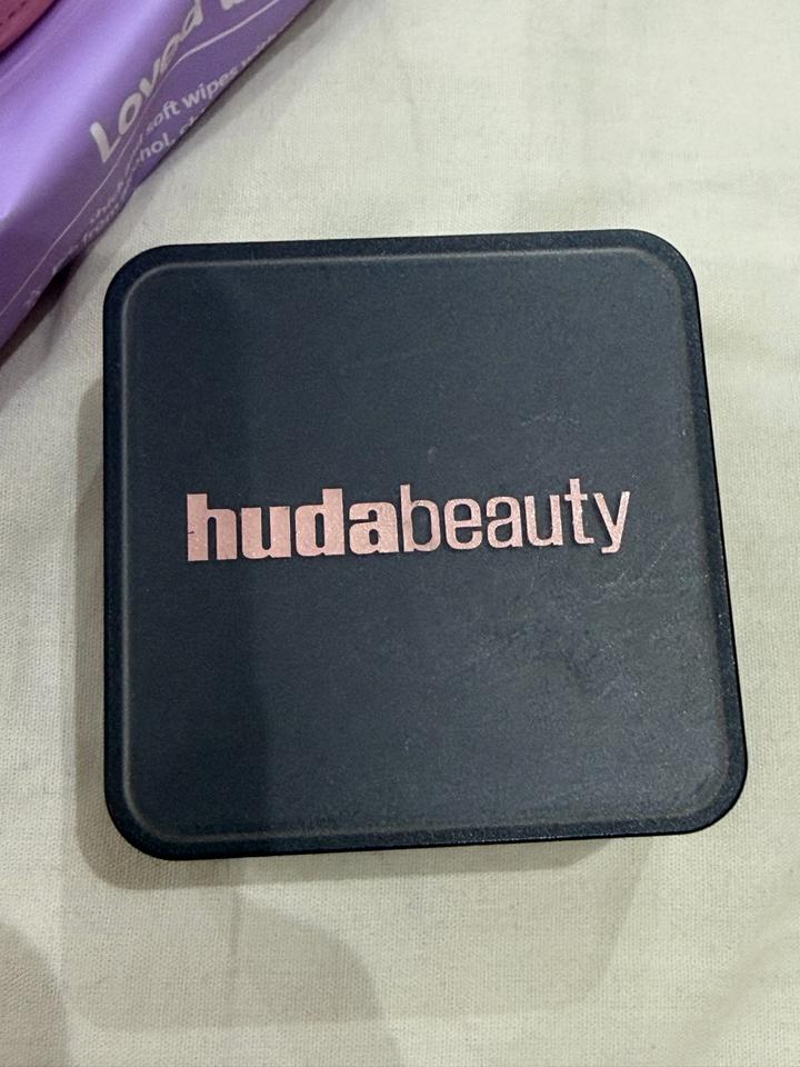 Рассыпчатая пудра Huda Beauty Easy Bake