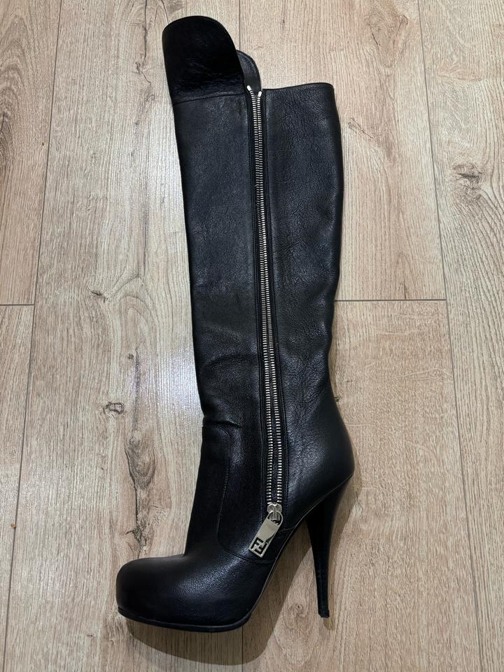 Чёрные сапоги Fendi