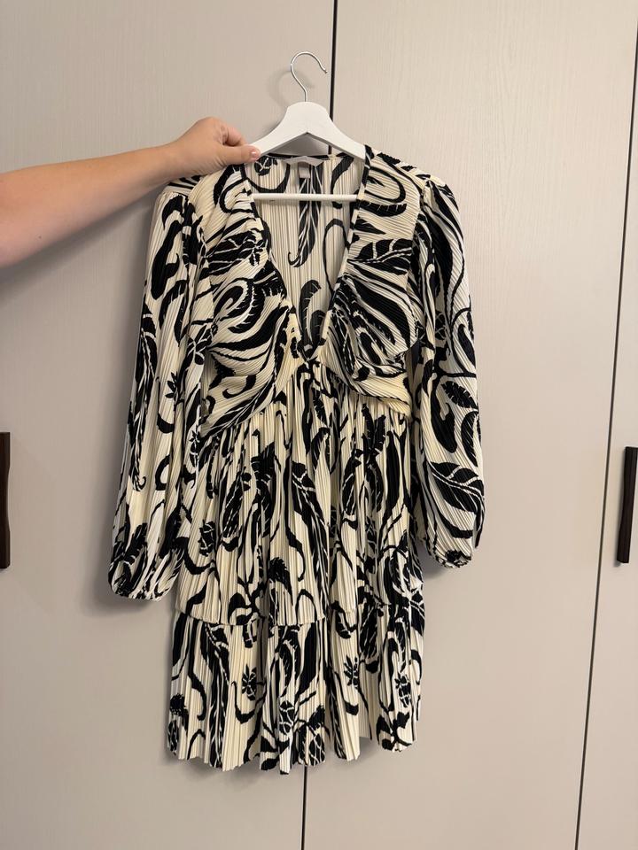 Плиссированное платье H&M