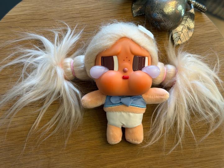 Popmart Crybaby брилок/игрушка