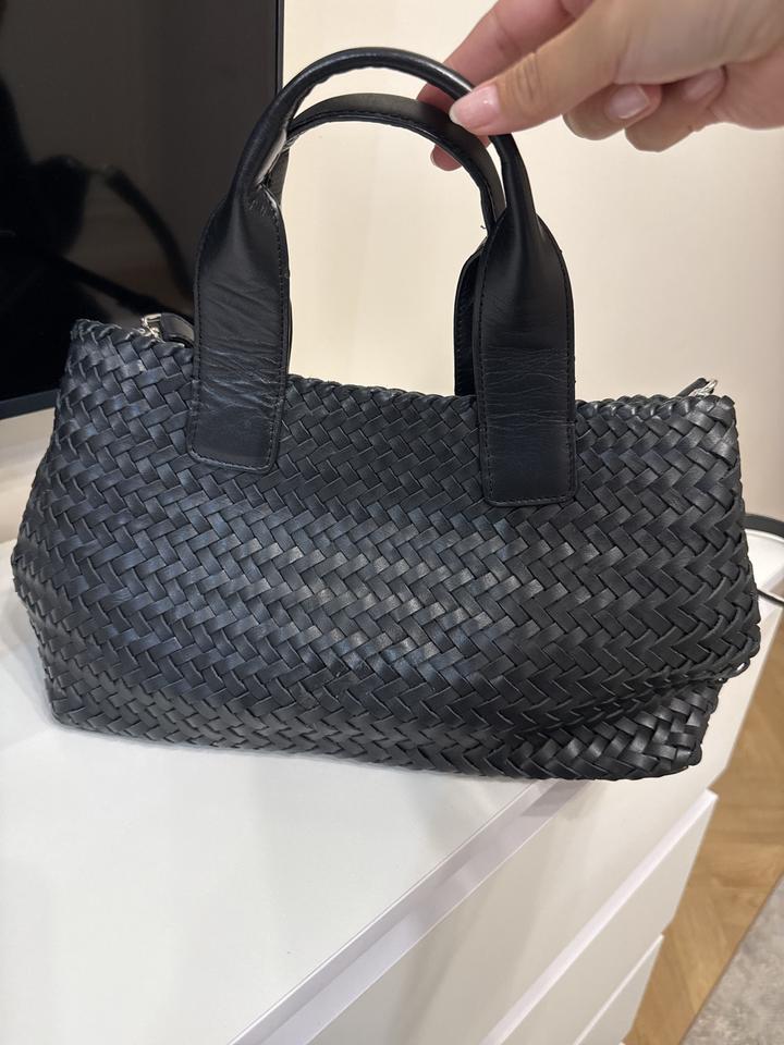 Mango Чёрная кожаная сумка MNG