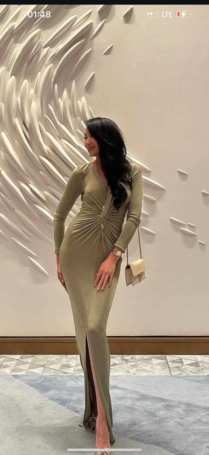 Длинное платье с разрезом от Alisha Atelier