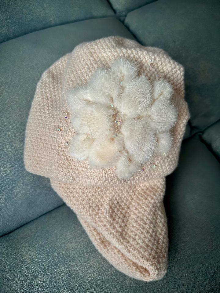 Вязаный комплект шапка и косынка с меховым декором из натуральной норки
