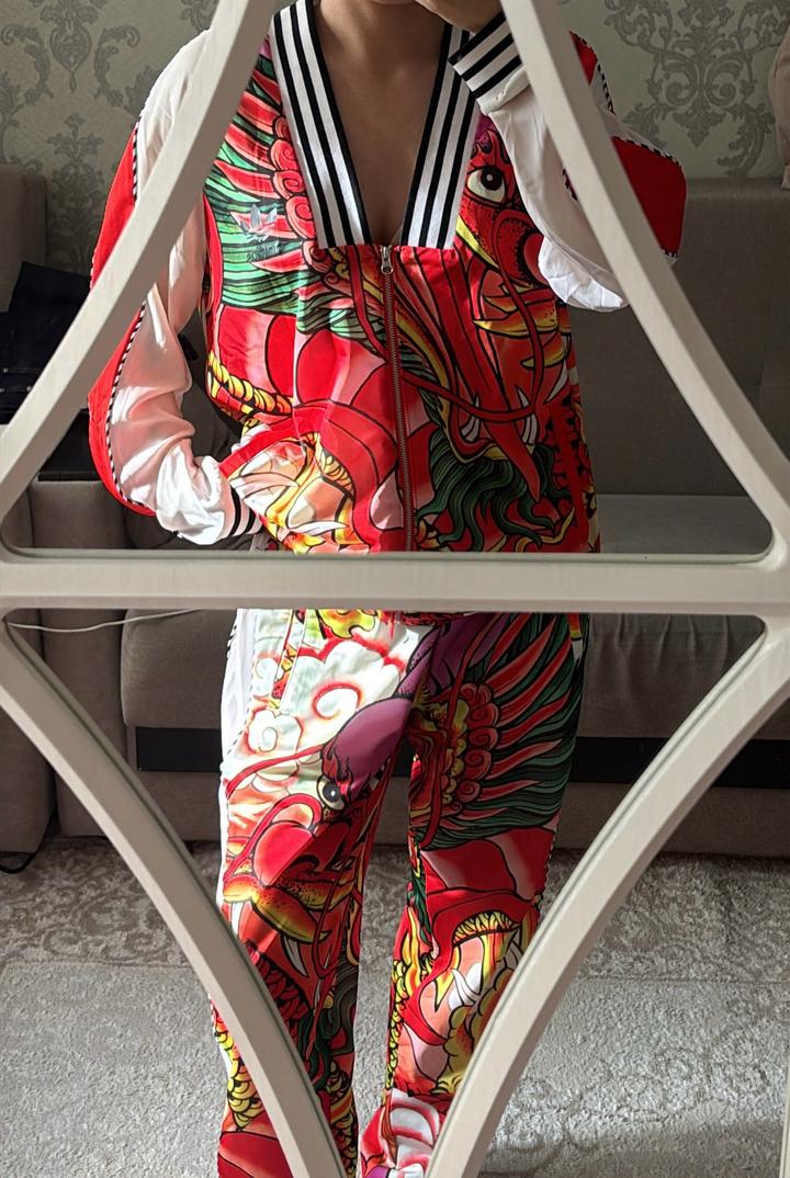 Эксклюзивный спортивный костюм Adidas с ярким принтом дракона