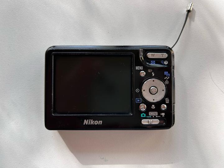 Цифровой фотоаппарат Nikon Coolpix S1