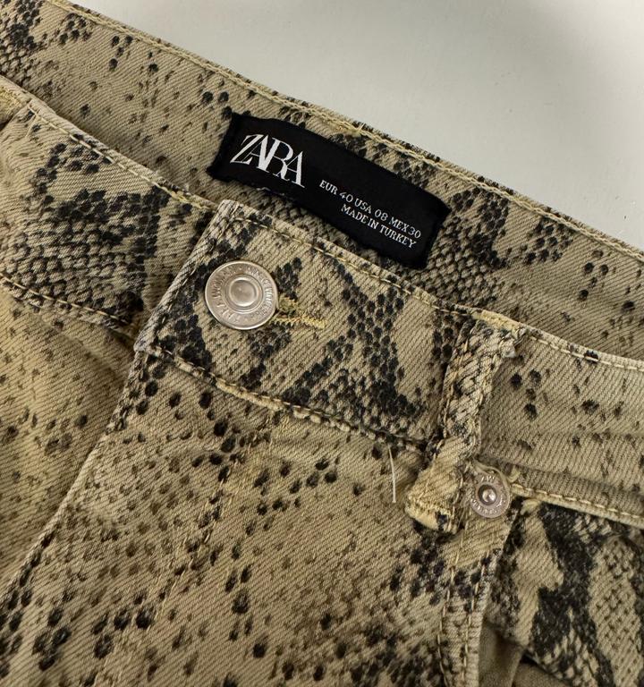 Джинсы ZARA со змеиным принтом