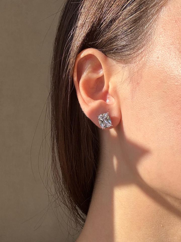 Tiffany & Co. Серьги пусеты с крупным цирконом
