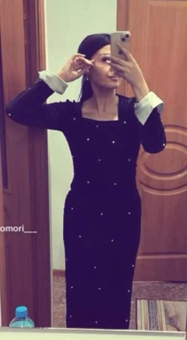 Черное платье миди с жемчугом
