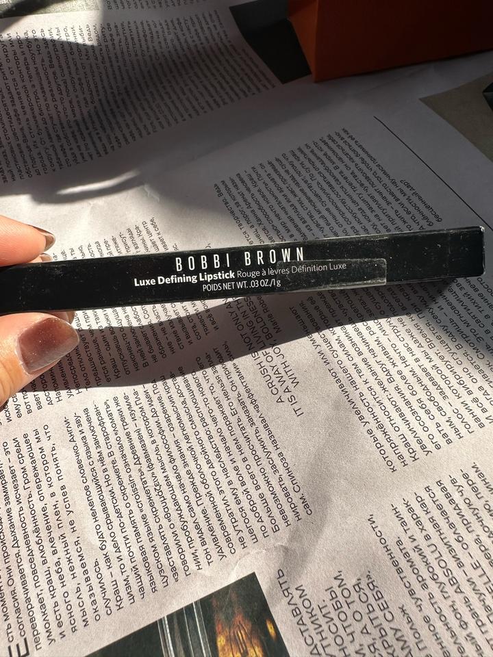 Губная помада Bobbi Brown Luxe Defining Lipstick