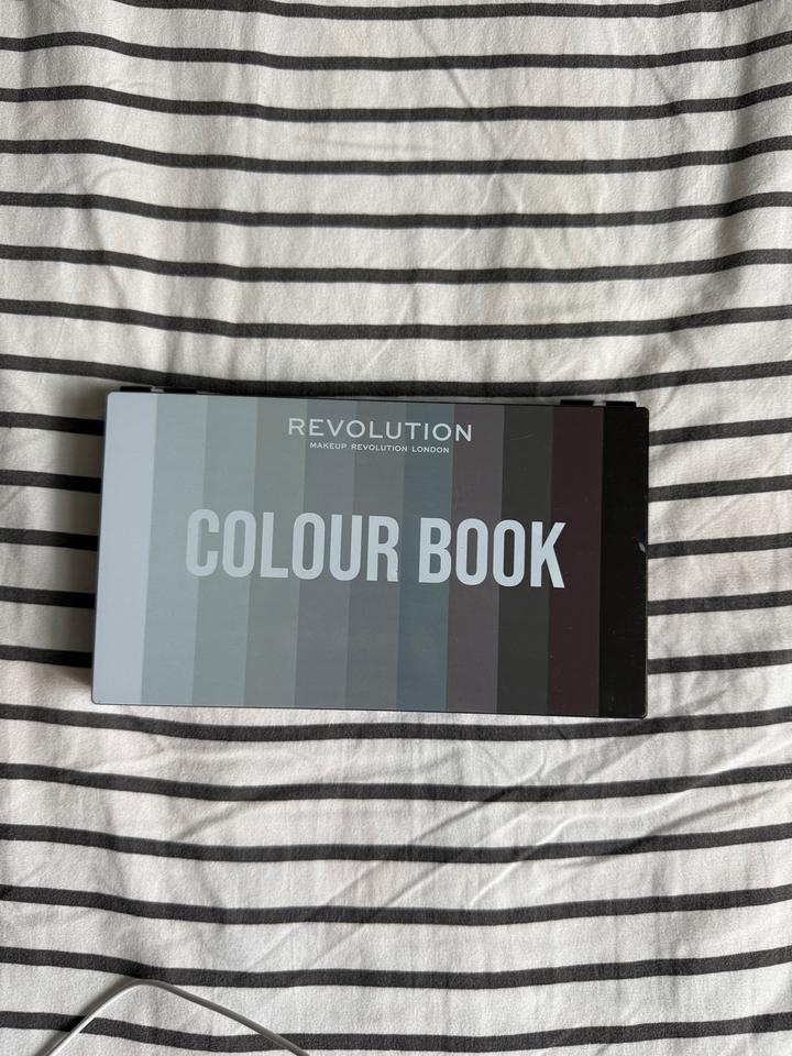 Палетка теней Makeup Revolution Colour Book 01