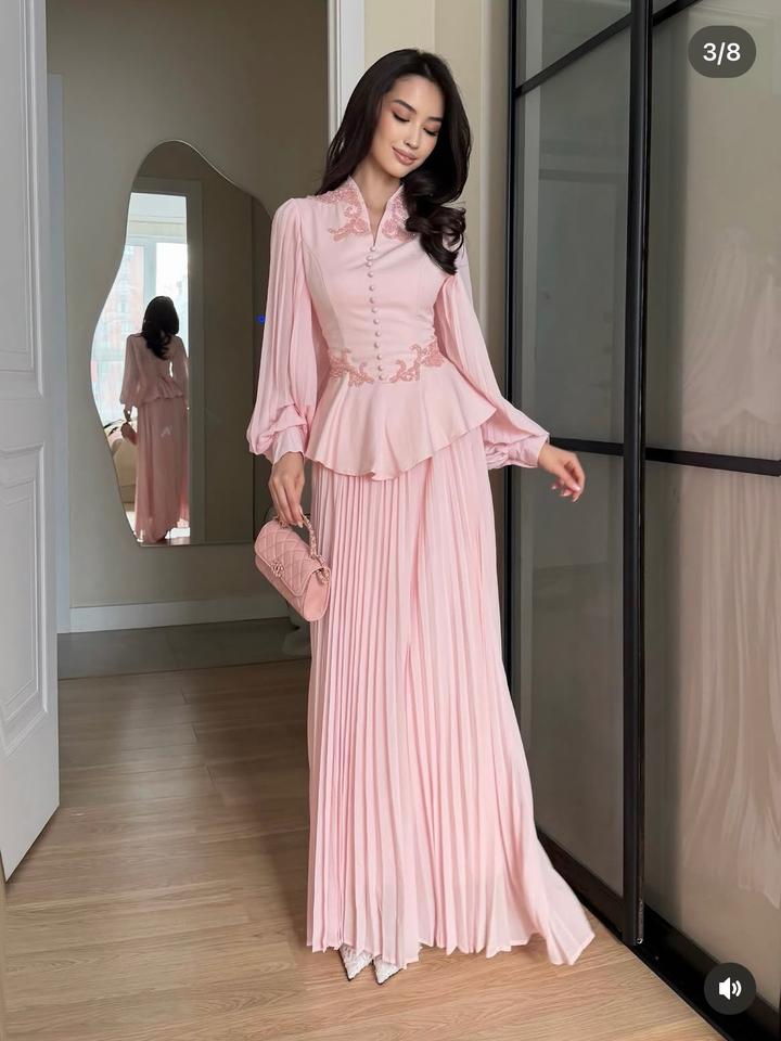 Omir Collection Длинное плиссированное платье с вышивкой и баской
