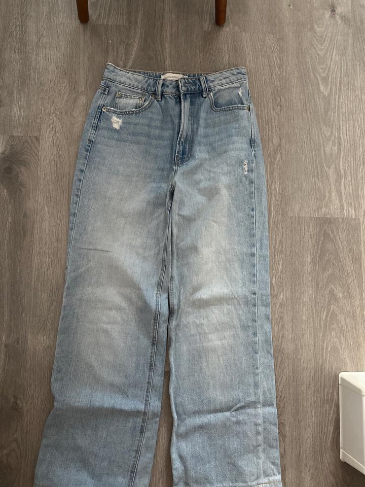 Джинсы Stradivarius широкие светлые рваные